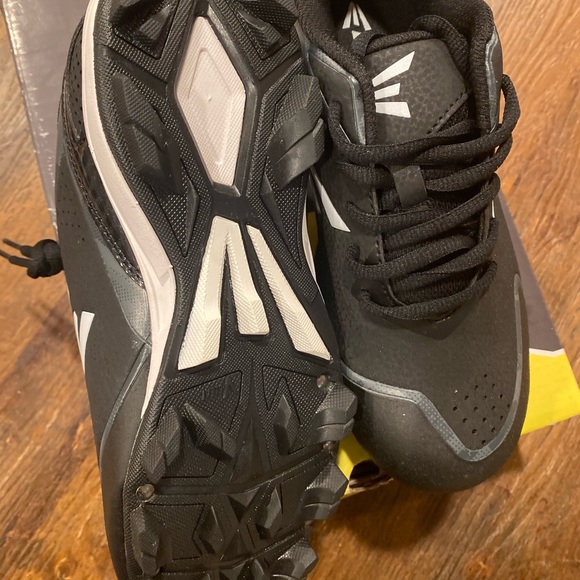 Brand new boys soccer shoes size 4 - Picture 4 of 5